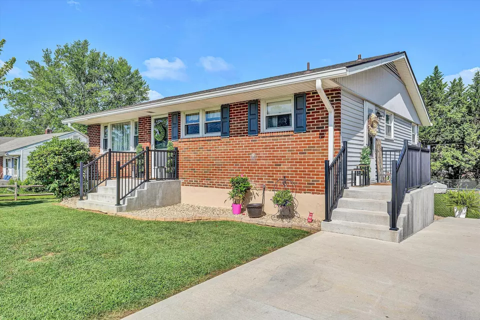 Exterior - 1313 Vivian Ave, Roanoke, VA 24019 photo 1 of 13