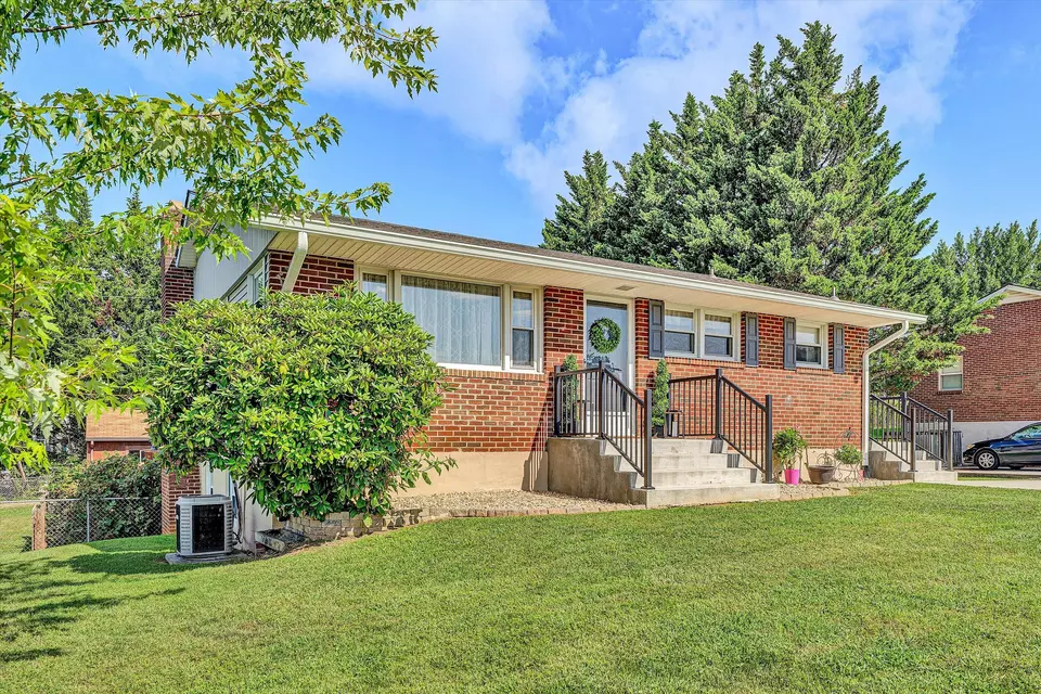 Exterior - 1313 Vivian Ave, Roanoke, VA 24019 photo 3 of 13