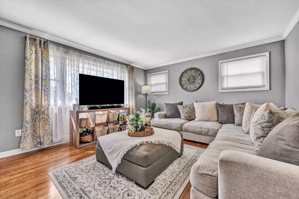 Living - 1313 Vivian Ave, Roanoke, VA 24019 photo 2 of 3
