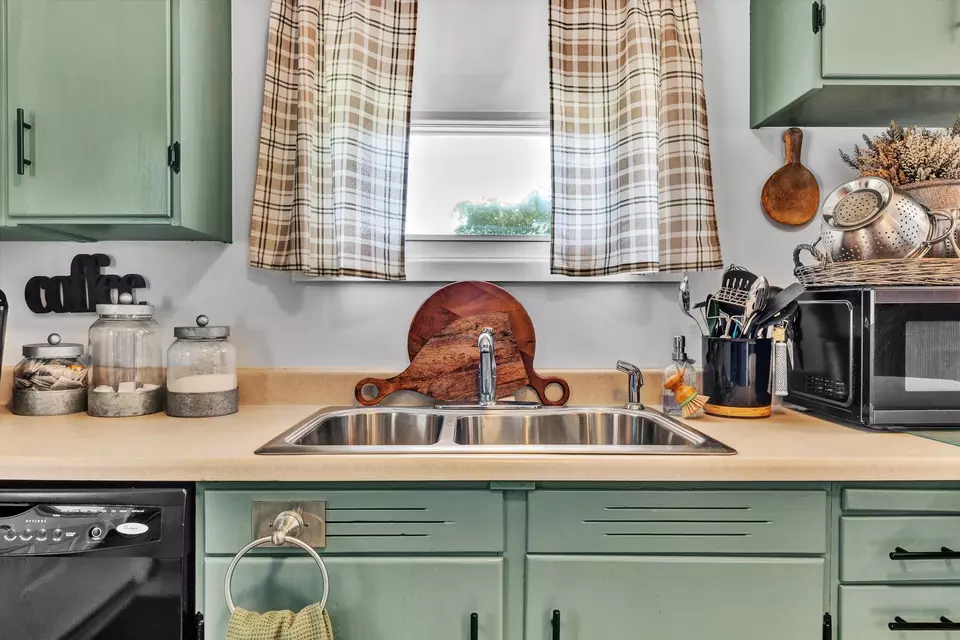 Kitchen - 1313 Vivian Ave, Roanoke, VA 24019 photo 3 of 4
