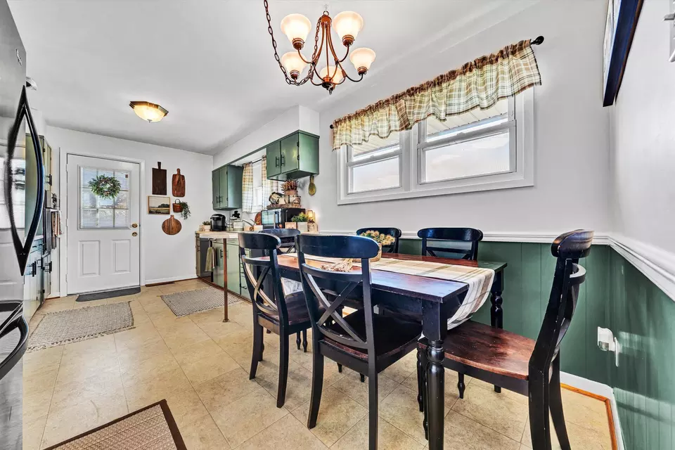 Dining - 1313 Vivian Ave, Roanoke, VA 24019 photo 1 of 2
