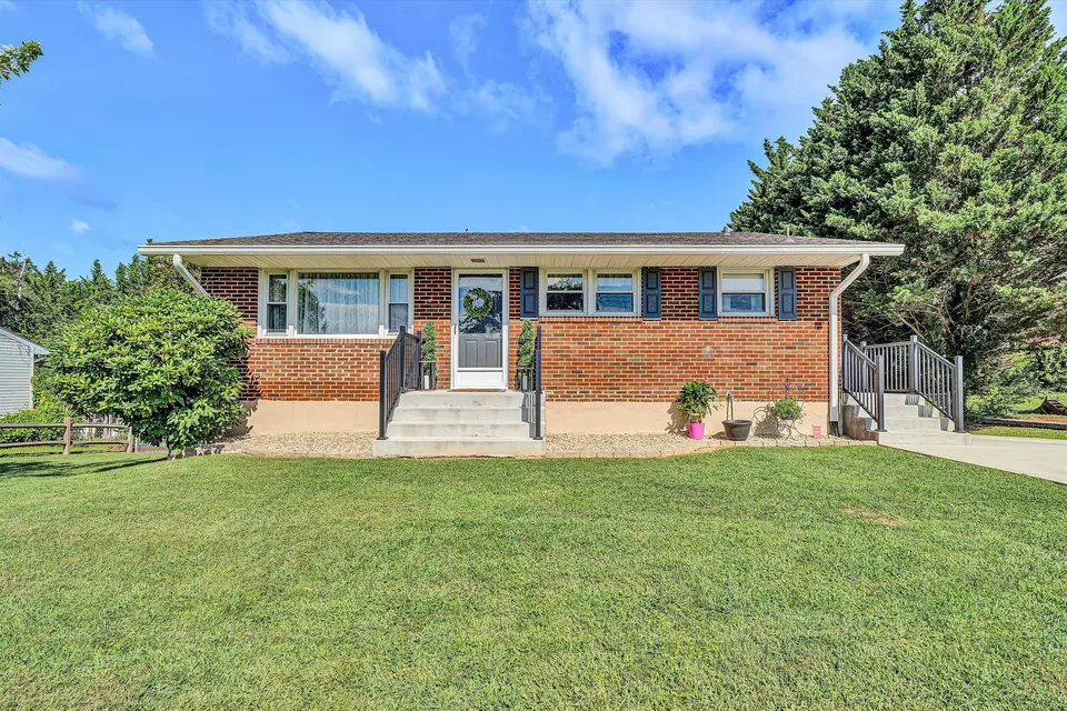 Exterior - 1313 Vivian Ave, Roanoke, VA 24019 photo 2 of 13