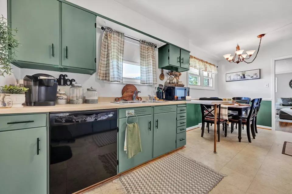 Kitchen - 1313 Vivian Ave, Roanoke, VA 24019 photo 2 of 4