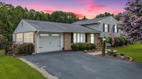 1720 Parker Ln, Vinton, VA 24179