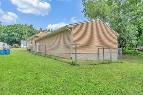 Exterior - 1349 Rose Ave SE, Roanoke, VA 24014 photo 4 of 6