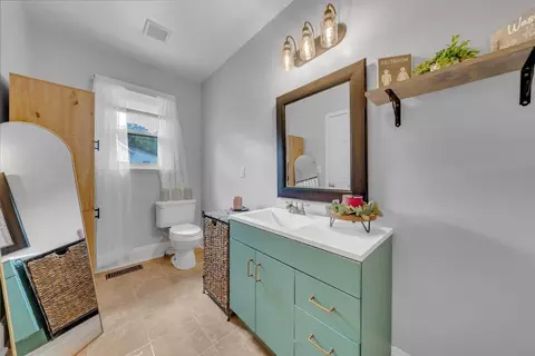 Bath - 1349 Rose Ave SE, Roanoke, VA 24014 photo 2 of 3