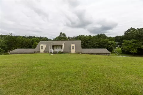 2810 Glenwood Dr, Bedford, VA 24523