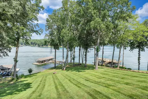 261 Shore Dr, Moneta, VA 24121