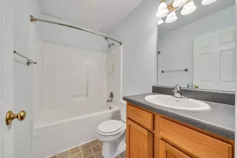 Bath - 530 E Jackson Ave, Vinton, VA 24179 photo 1 of 1