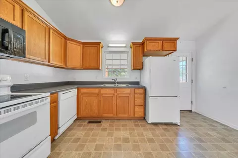 Kitchen - 530 E Jackson Ave, Vinton, VA 24179 photo 3 of 4