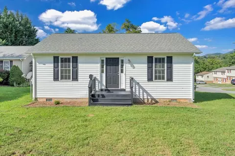 530 E Jackson Ave, Vinton, VA 24179