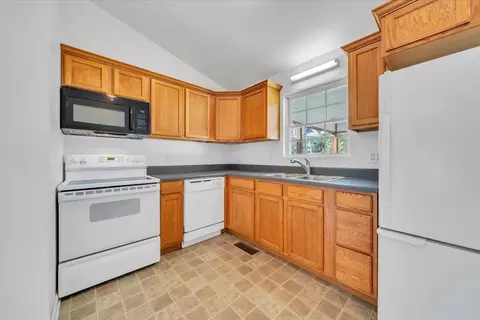 Kitchen - 530 E Jackson Ave, Vinton, VA 24179 photo 2 of 4