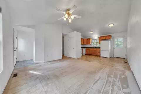 Living - 530 E Jackson Ave, Vinton, VA 24179 photo 2 of 5