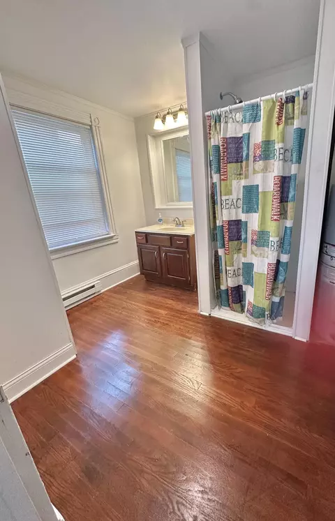 Bath - 327 E Hawthorne St, Covington, VA 24426 photo 4 of 5