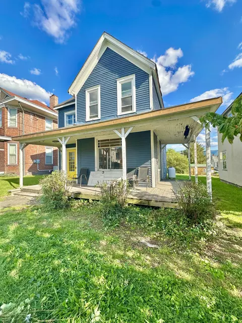 327 E Hawthorne St, Covington, VA 24426
