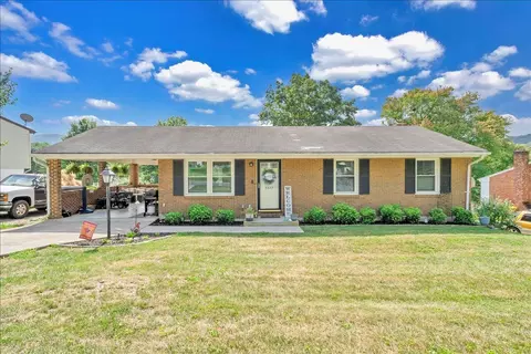 3077 Woodway Rd, Roanoke, VA 24014