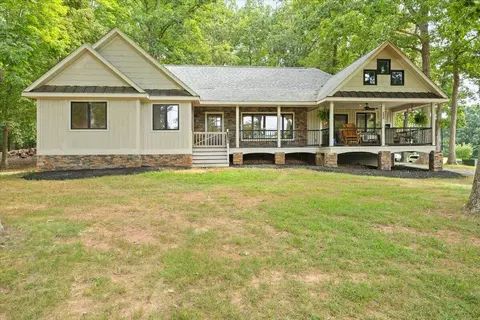 606 Surrey Dr, Huddleston, VA 24104