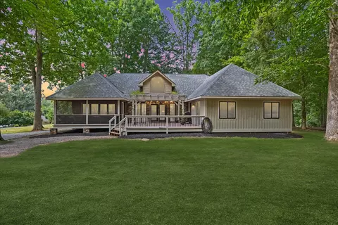 606 Surrey Dr, Huddleston, VA 24104