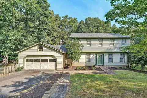 2825 Fairway Forest Dr, Salem, VA 24153