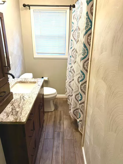 Bath - 7002 Brookview Dr, Roanoke, VA 24019 photo 1 of 3