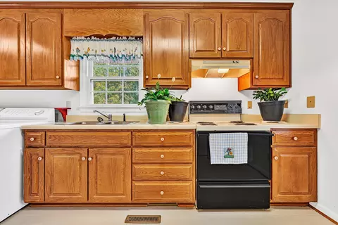 Kitchen - 407 Brookledge Dr, Vinton, VA 24179 photo 6 of 6