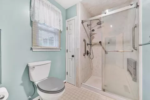 Bath - 407 Brookledge Dr, Vinton, VA 24179 photo 2 of 5