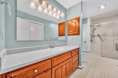 Bath - 407 Brookledge Dr, Vinton, VA 24179 photo 1 of 5