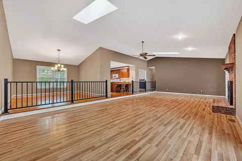 Living - 407 Brookledge Dr, Vinton, VA 24179 photo 2 of 4