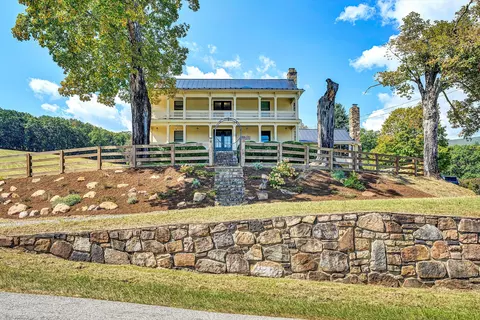 17559 Johns Creek Rd, New Castle, VA 24127