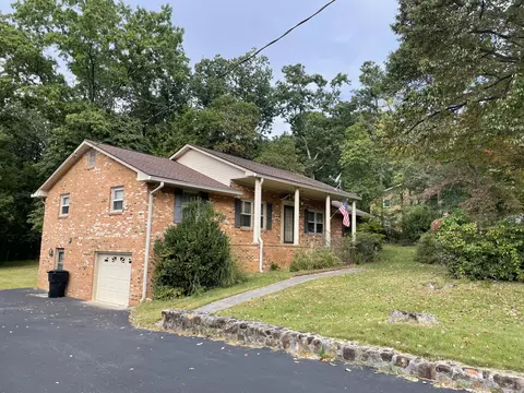 2206 Coachman Dr, Roanoke, VA 24012