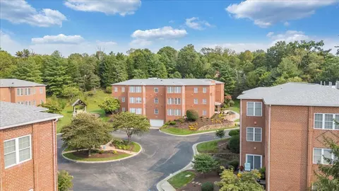3060 Mcvitty Forest Dr #209, Roanoke, VA 24018