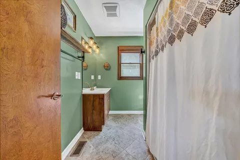 Bath - 1925 Edgerton Ave SE, Roanoke, VA 24014 photo 2 of 3