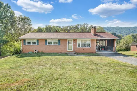 1047 Laymantown Rd, Troutville, VA 24175