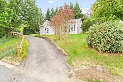 6854 Autumn Wood Ln, Roanoke, VA 24019