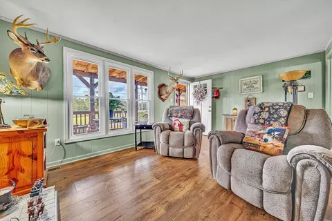 Living - 1057 Eaffa Ln, Vinton, VA 24179 photo 2 of 3