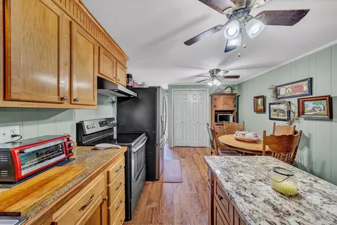 Kitchen - 1057 Eaffa Ln, Vinton, VA 24179 photo 3 of 4