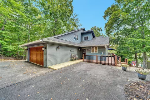111 Woodlake Dr, Moneta, VA 24121