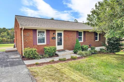 2847 Tulip Ln, Vinton, VA 24179