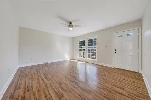 Living - 3516 Springtree Cir NE, Roanoke, VA 24012 photo 2 of 4