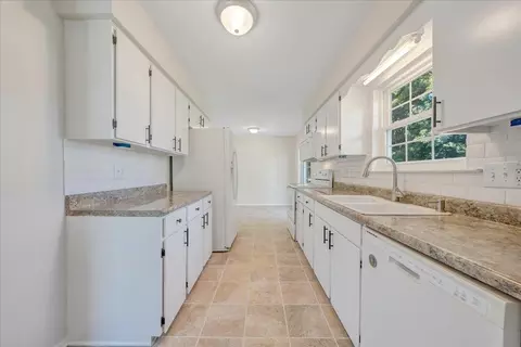 Kitchen - 3516 Springtree Cir NE, Roanoke, VA 24012 photo 2 of 2