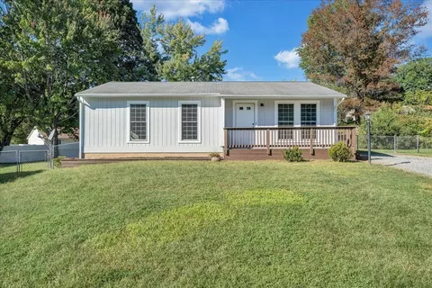 Exterior - 3516 Springtree Cir NE, Roanoke, VA 24012 photo 2 of 16