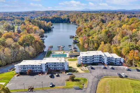 1089 Bluewater Dr #414, Moneta, VA 24121