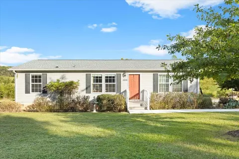 2036 Lone Oak Xing, Huddleston, VA 24104