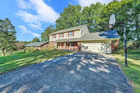 5215 Summer Dr, Roanoke, VA 24019