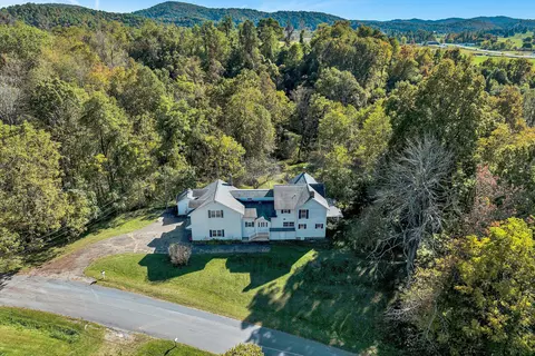 9459 Airpoint Dr, Bent Mountain, VA 24059