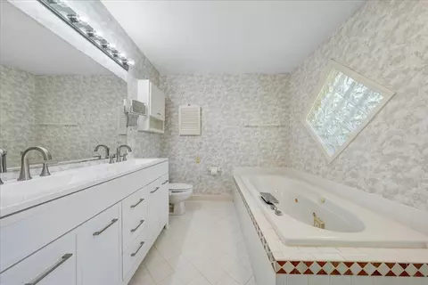Bath - 5539 Highfields Rd, Roanoke, VA 24018 photo 2 of 7