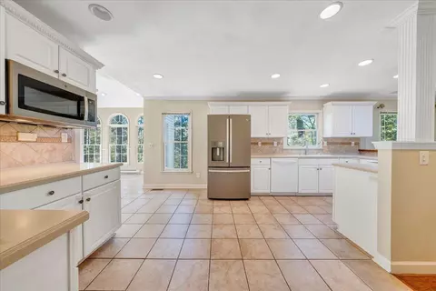 Kitchen - 5539 Highfields Rd, Roanoke, VA 24018 photo 2 of 3