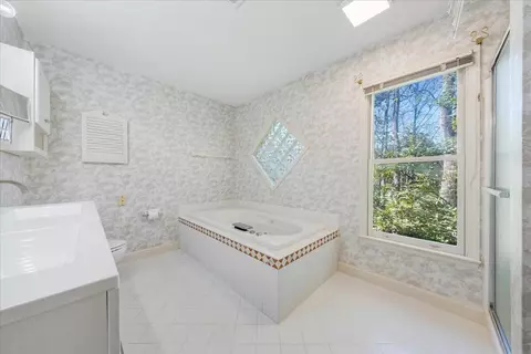 Bath - 5539 Highfields Rd, Roanoke, VA 24018 photo 3 of 7