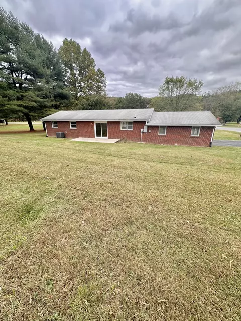 401 Broken Arrow Ln, Covington, VA 24426 photo 2
