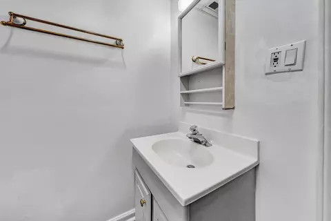 Bath - 7313 Maple Ct SW, Roanoke, VA 24018 photo 4 of 4